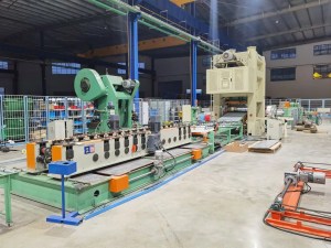 Machine de profilage à rouleaux pour chemins de câbles