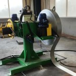 A double-header uncoiler (dual-mandrel uncoiler) system, feeding two separate steel coils alternately into the roll forming line for continuous operation without stopping for coil changes.
