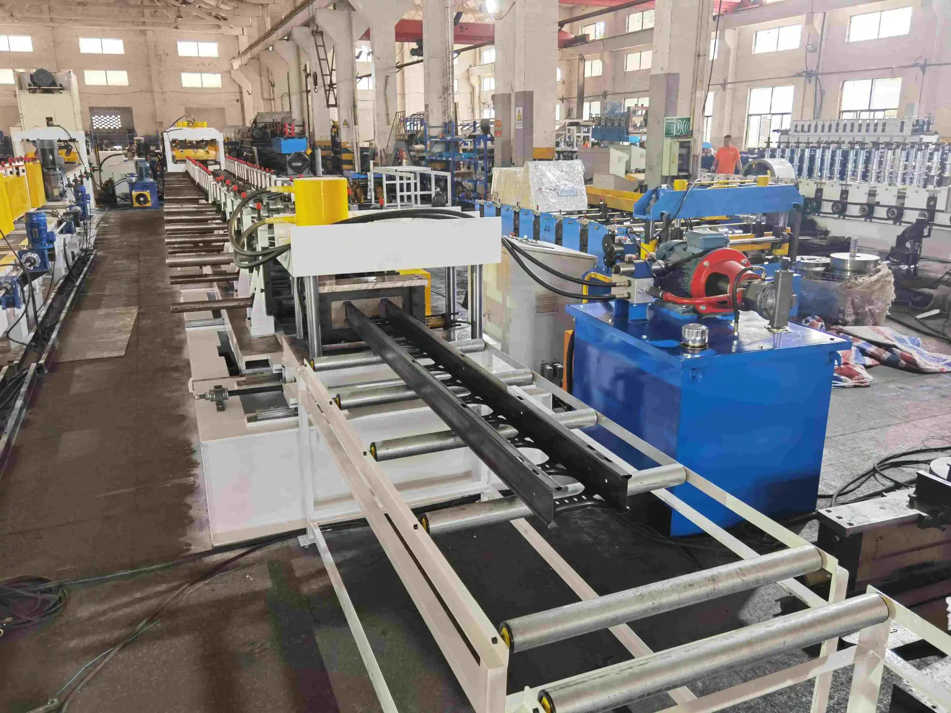 Die Kabelrinnen-Profilieranlage von Beli RollForming produziert verzinkte Stahlrinnen für ein Gewerbebauprojekt.