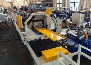 Machine de profilage à rouleaux pour pannes en Z