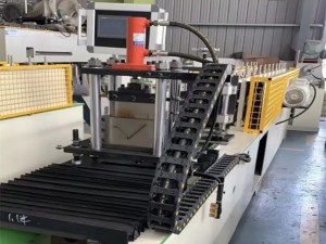 Machine de profilage à rouleaux pour bordures de gouttière