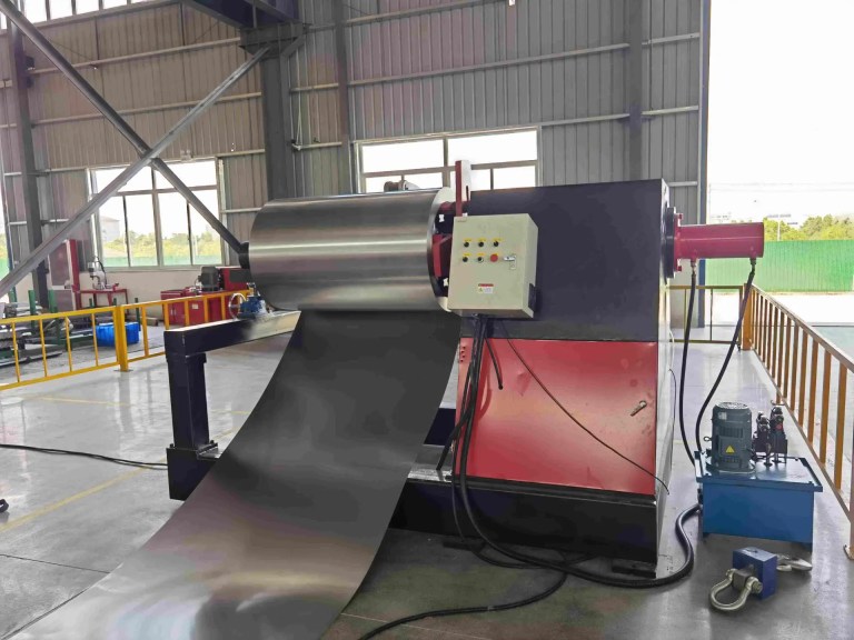 5 Ton hydraulic uncoiler loading steel coil for Carriage Board Roll Forming Machine.