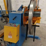 Hochleistungs-Abwickeleinheit zur Zuführung von Metallcoils in die Profilwalzmaschine für Regalpfosten.