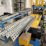 Der leistungsstarke hydraulische Schneidmechanismus führt einen sauberen, schnellen Schnitt an einem teilweise geformten Regalpfosten durch.