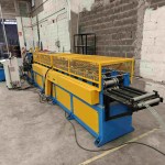 Detailansicht der Walzprofilieranlagen, die die GCr15-Stahlwalzen beim Formen des Metallprofils zeigt.