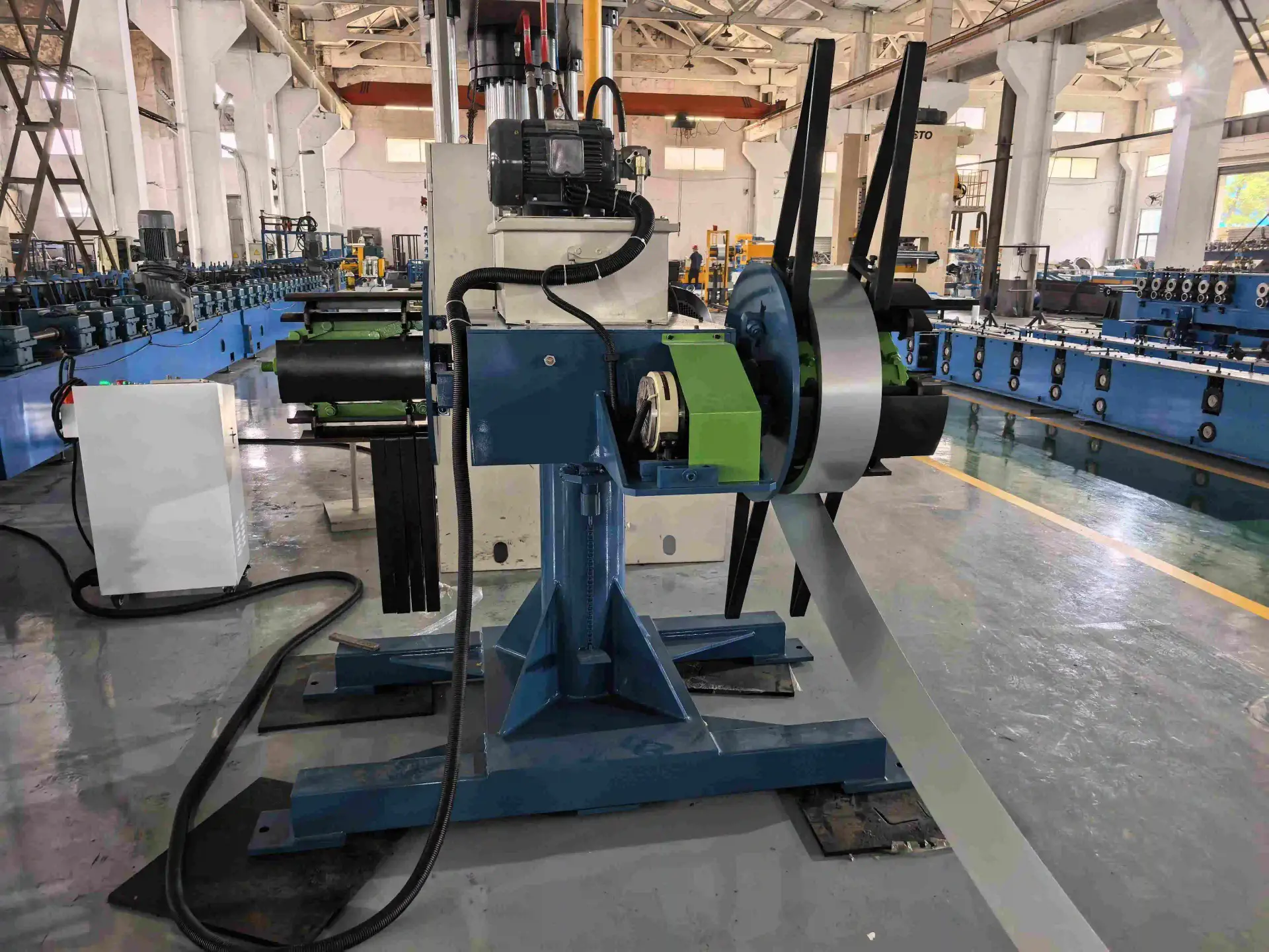 Beli’s 5-Ton Double Header Uncoiler system, ensuring non-stop material feeding for the C Stud Roll Forming Machine and maximizing output.