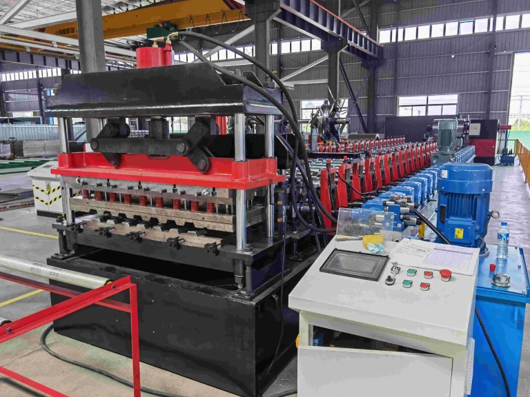 Integrated hydraulic cutter and puncher station for flat-end punching on carriage boards.