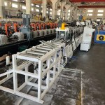 Το αυτόματο σύστημα στοίβαξης (auto stacker) συλλέγει και οργανώνει με τάξη τα τελικά προφίλ ράγας DIN μετά την έξοδό τους από το στάδιο κοπής, προετοιμάζοντάς τα για συσκευασία.