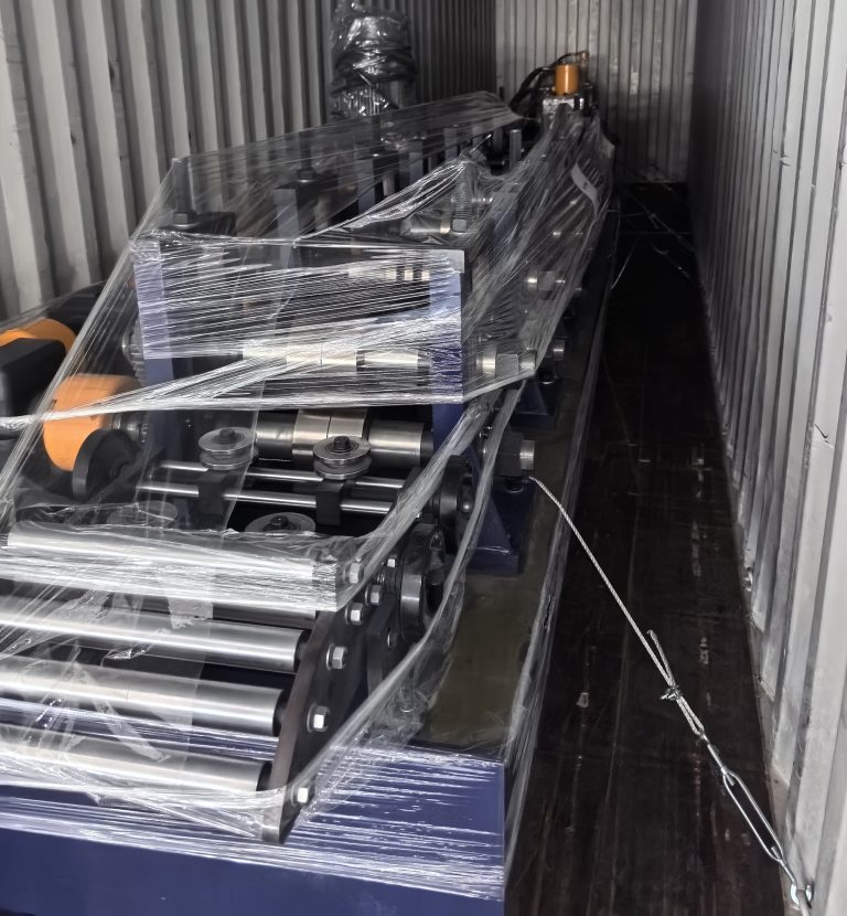 Güvenli bir şekilde paketlenmiş Çin yapımı rulo şekillendirme makinesi ihracat için yükleniyor.